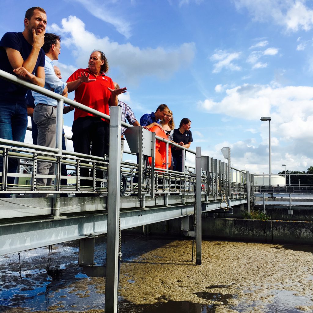 Medewerker waterschap en operator Gijs legt uit over de afvalwaterzuivering Apeldoorn van Vallei en Veluwe